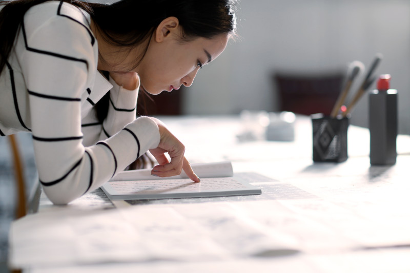 图片 - 女性阅读 - 800像素