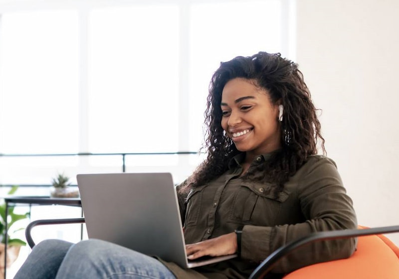 [资产]PTE准备资料裁剪——女性坐在沙发上用笔记本电脑学习