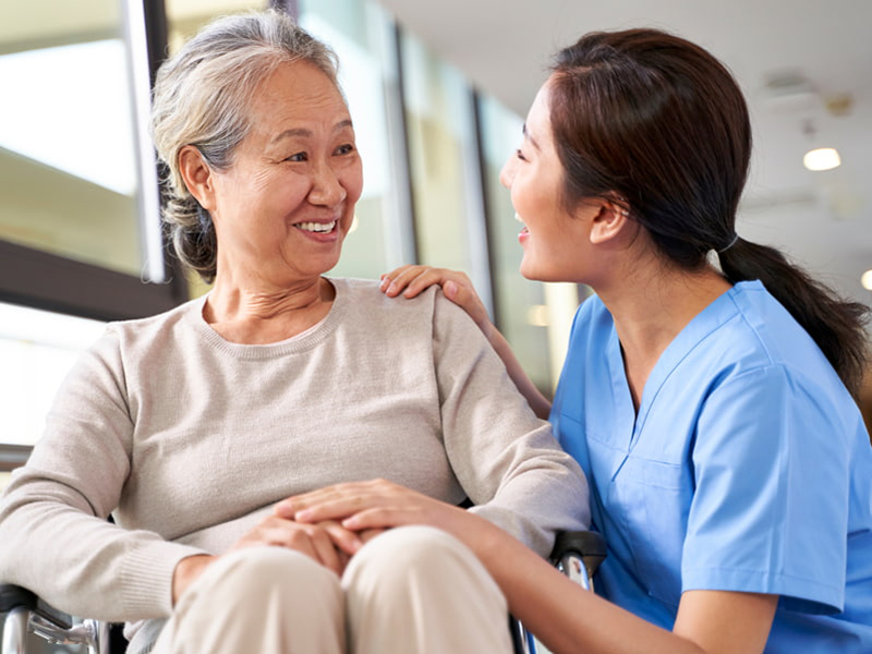 一张大学学生的照片，上面写着“少一虑办理签证！”